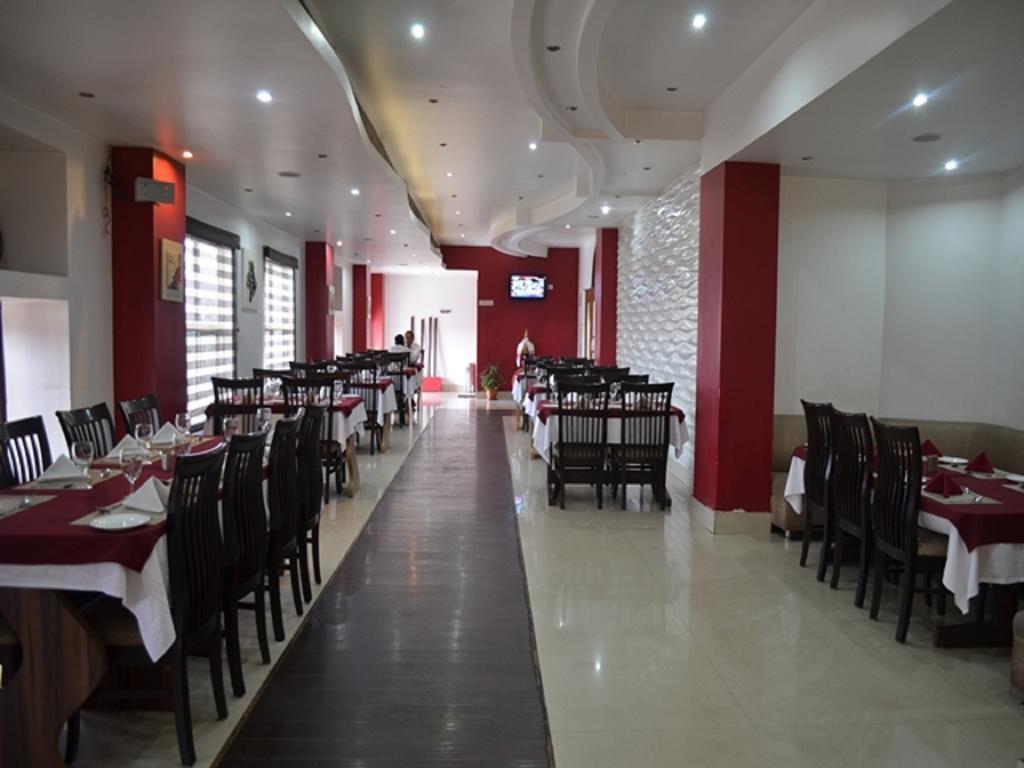 Hotel Rajdhani Regency Guwahati Buitenkant foto